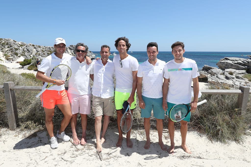 El tenista español, Rafael Nadal, convive con sus compañeros y disfruta de Perth, Australia previo al inicio de la competencia.