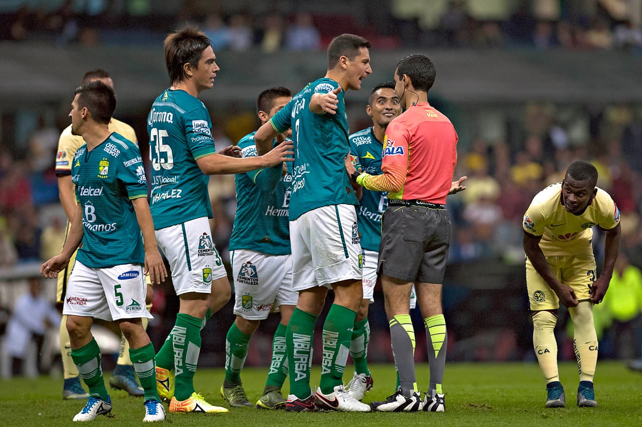 LO PEOR: El árbitro del partido entre América y León, César Ramos, fue el villano del partido al marcar un penal inexistente en contra de León. El central fue engañado por Andrade que se tiró un clavado cuando salió Yarbrough a evitar el gol. Ese penal fue clave para el transcurso del partido.