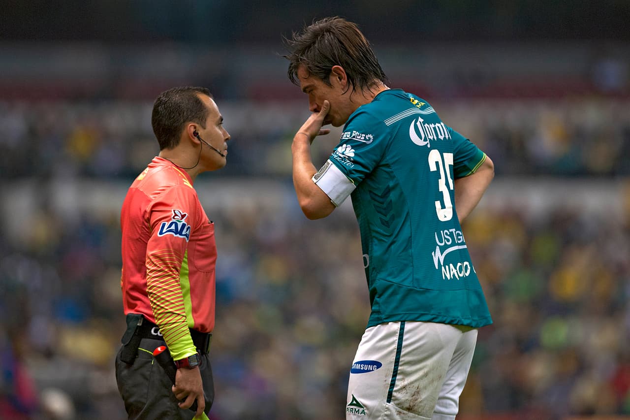 Para el olvido: El trabajo que realizó la defensa del conjunto de los Esmeraldas en cancha del estadio azteca, ya que por lo menos en dos goles cometieron errores que fueron directos al marcador.