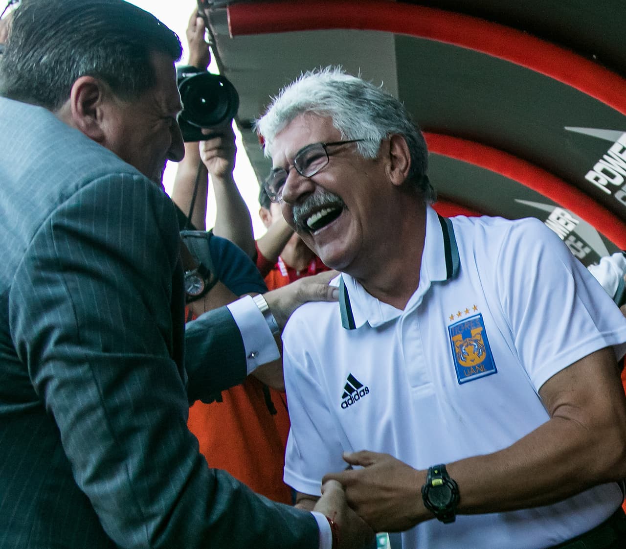 ¿Cuál pleito? ¿cuál tensión? "Piojo" Herrera y el "Tuca" Ferreti se saludan con mucha cordialidad y con algunas carcajadas.