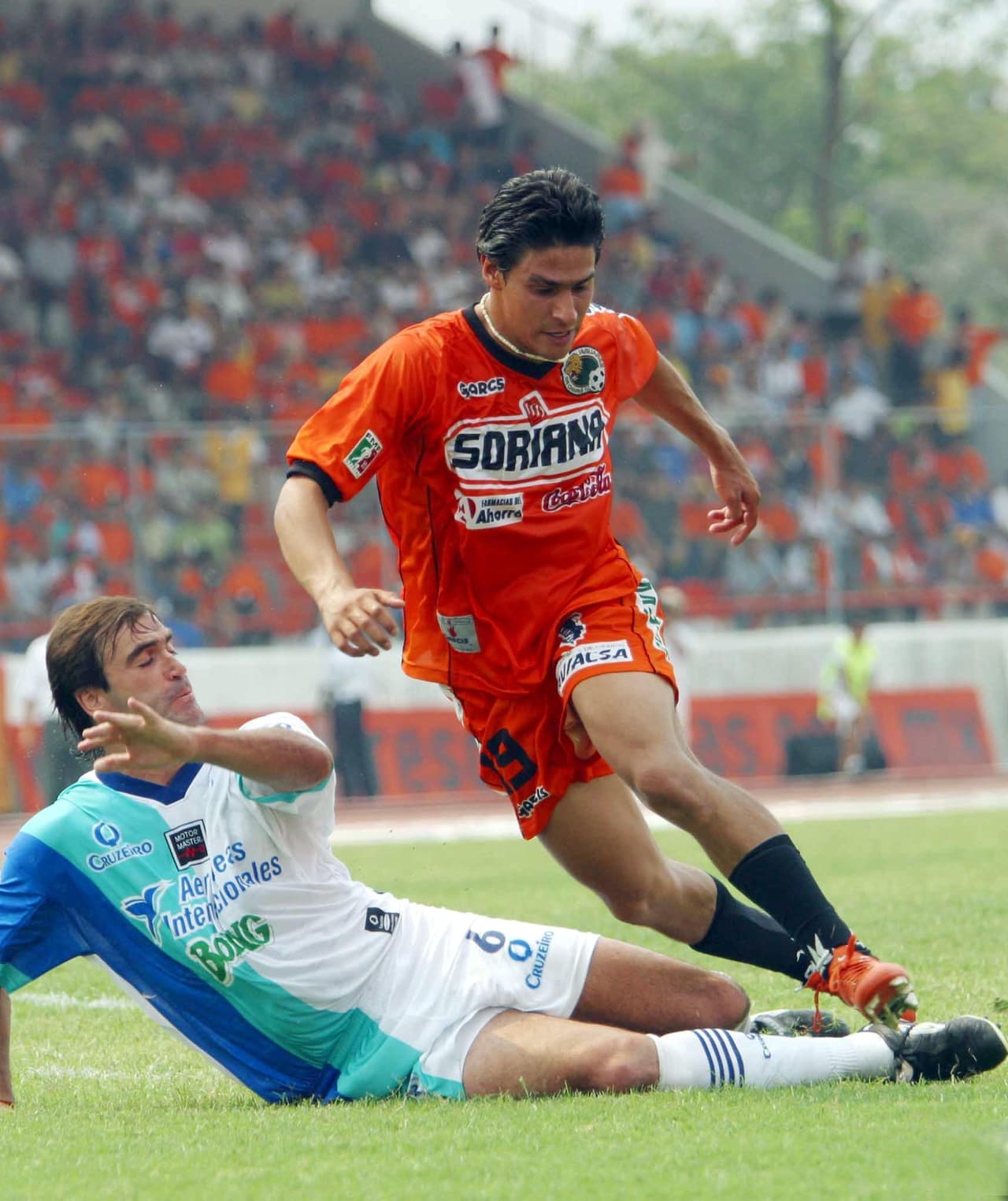 Un estadio sin mucha historia, pero con bastante colorido fue el de los Colibríes de Morelos en Xochitepec. Un arroyo pasaba al lado de la tribuna y durante el verano los girasoles florecían detrás de las porterías.