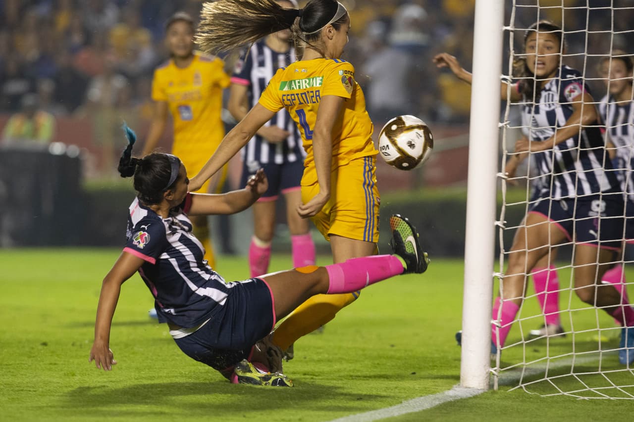 Con goles de Belén Cruz por parte de Tigres y gol de Ania Mejía para Monterrey, las regias empatan en el volcán, en la ida de la final de la Liga MX Femenil.