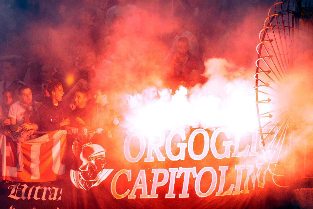 Muchas han sido las batallas entre las dos aficiones en la ciudad, así como las amenazas e insultos racistas desde las tribunas. Una pena.