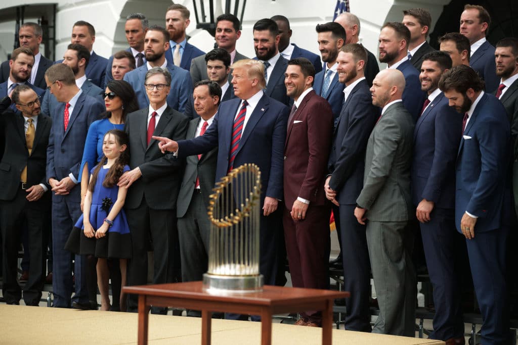 Algunos integrantes de los Boston Red Sox, campeones vigentes de las Grandes Ligas, acudieron con Donald Trump a la Casa Blanca en la tradicional visita que los monarcas del deporte estadounidense hacen al mandatario de Estados Unidos. Alex Cora, el manager, y el lanzador mexicano Héctor Velázquez anunciaron que no acudirían por no sentirse cómodos.