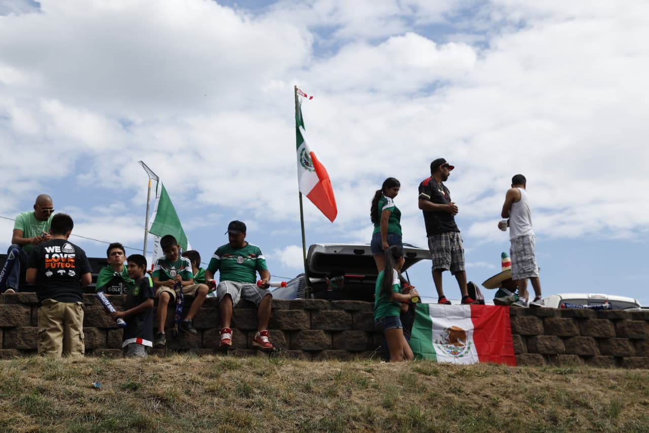 La afición pintó de verde, blanco y rojo las inmediaciones del estadio de Carolina donde se vivió un ambiente extraoridinario con el apoyo incondicional para el Tri previo al choque de México con Trinidad y Tobago.