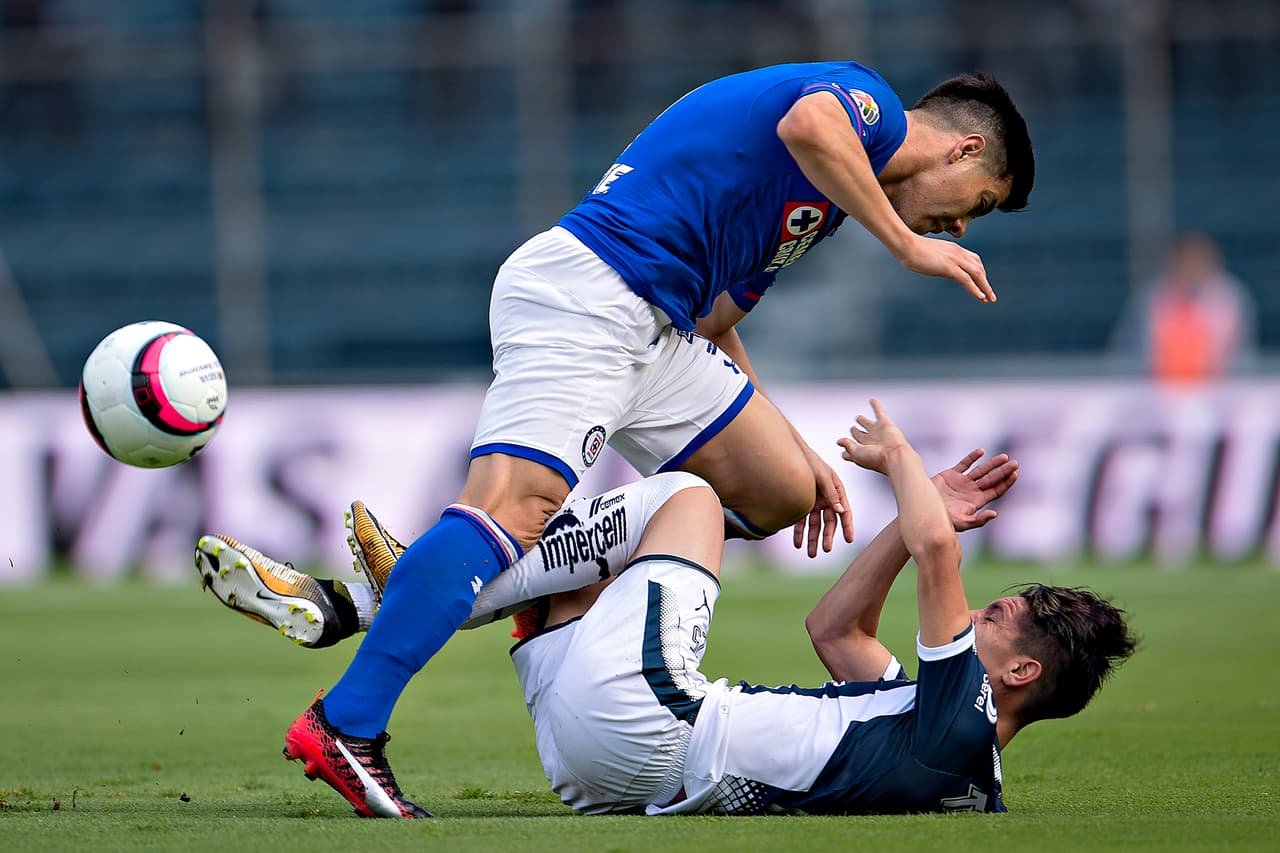 El chico sabe meter fuerte la pierna.