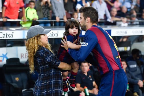 Luego Piqué lo llevó al borde del campo donde mamá Shakira lo esperaba. Una cosa es tomarse la foto y otra quedarse en el campo durante el partido.