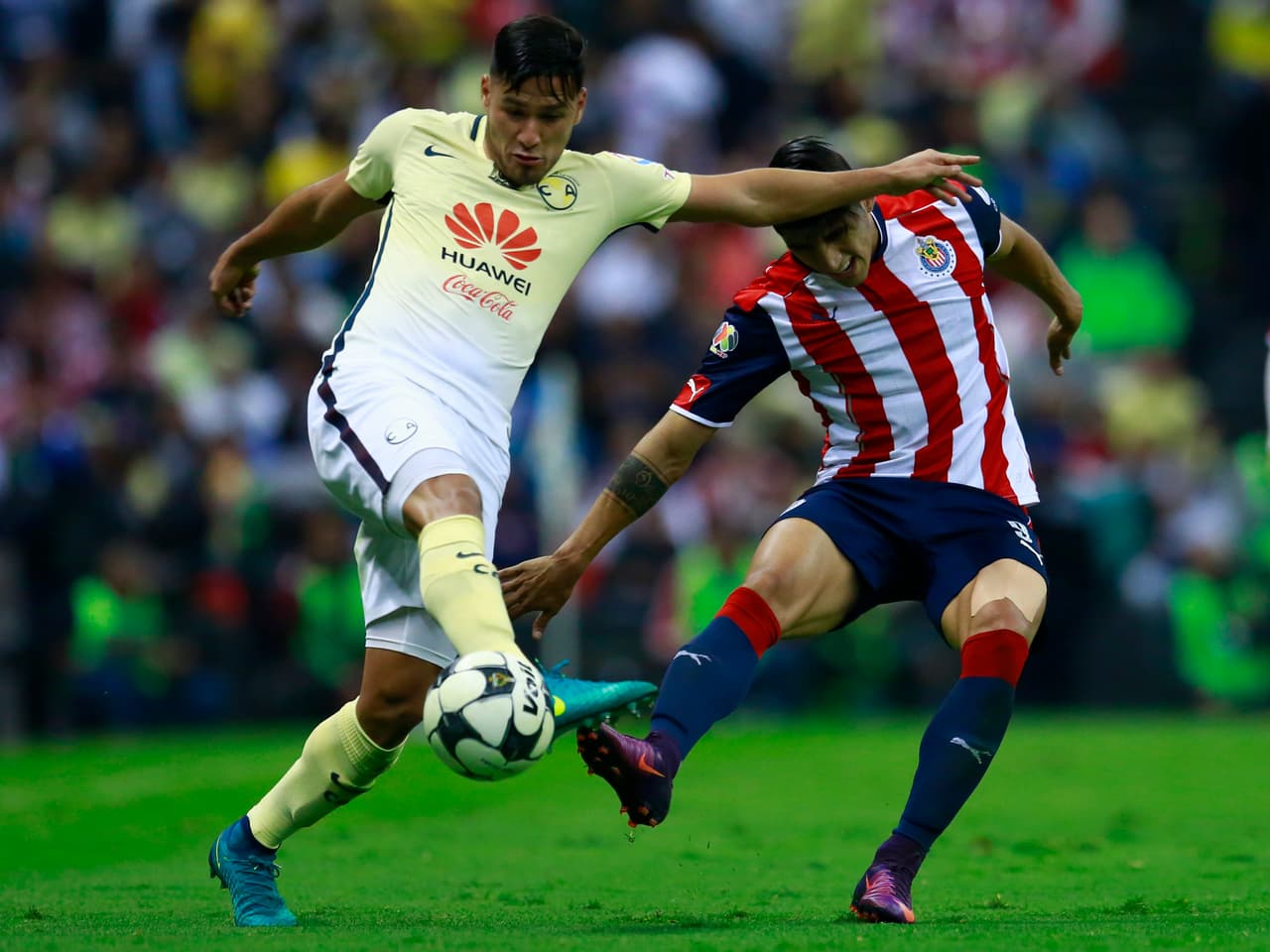 América tomó la iniciativa pero Chivas aguantó y respondió para llevarse un valioso resultado en su visita al estadio Azteca.