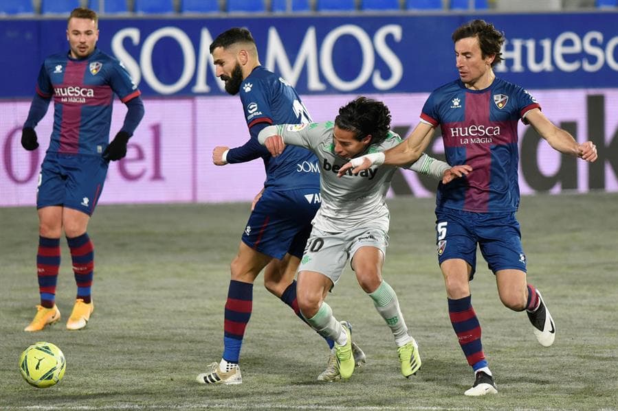 El Real Betis, con goles de Aissa Mandi y Antonio Sanabria, y con 10 hombres en cancha, obtiene cómoda victoria sobre Huesca en la J18 de LaLiga. Diego Lainez fue titular durante el encuentro.