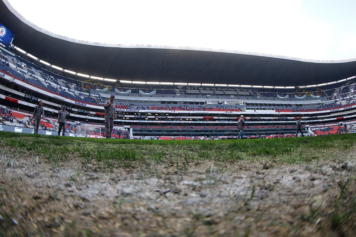 Un capítulo aparte que influyó en el desarrollo del partido fue el estado de la cancha del Estadio Azteca.