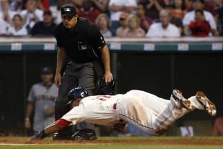 Espectacular lance al home en el béisbol amateur