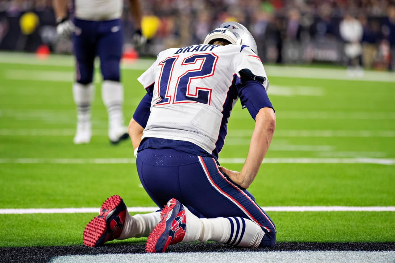 El juego perdido de los New England Patriots nos hace pesar muchas cosas, en especial en Tom Brady, pues se encuentra rankeado en los últimos lugares de la liga desde la semana 4, ¿será que Brady está en declive? o ¿la estructura alrededor de él es la que falla? Tal vez sea un poco de ambos. Su récord es de 10-2.