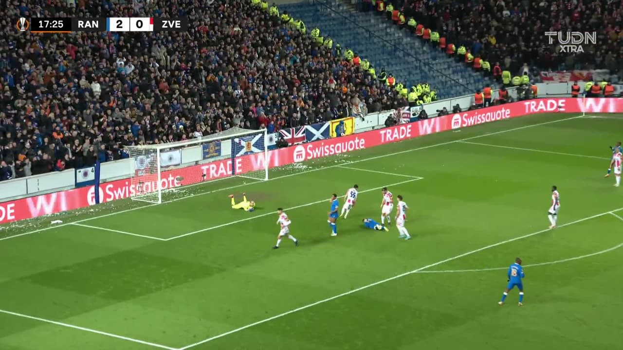 ¡TIRO ATAJADO! disparo por Ryan Kent.