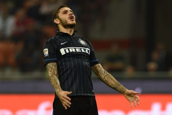 Los seguidores del Inter no aceptaron la playera del jugador, tras la derrota de su equipo.  