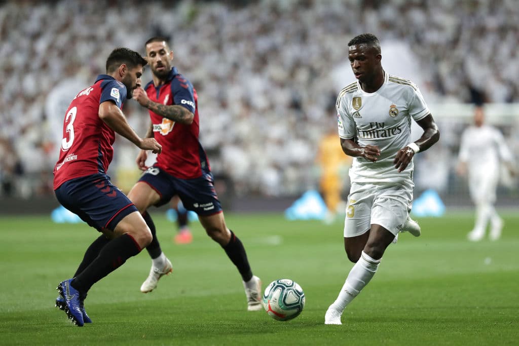 MADRID, SPAIN - SEPTEMBER 25: Vinicius Junior of Real Madrid CF competes for the ball with Raul Navas (L) of CA Osasuna during the Liga match between Real Madrid CF and CA Osasuna at Estadio Santiago Bernabeu on September 25, 2019 in Madrid, Spain. (Photo by Gonzalo Arroyo Moreno/Getty Images)