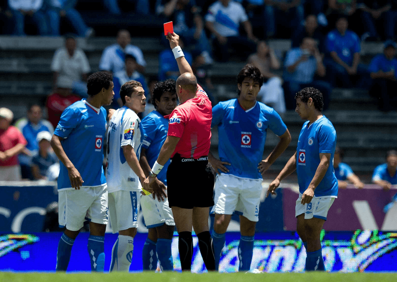 <b>Puebla 4-1 Cruz Azul | Liga MX | Fecha 16 | Clausura 2010</b>
<br>18/abril/2010 | Aquella ocasión el Puebla jugó con 9 durante 24 minutos tras las expulsiones de Rodrigo Salinas (46') y Hérculez Gómez (66'). Con todo y eso, la Máquina fue vapuleada aquella tarde en el Estadio Cuauhtémoc aún sin remodelarse.