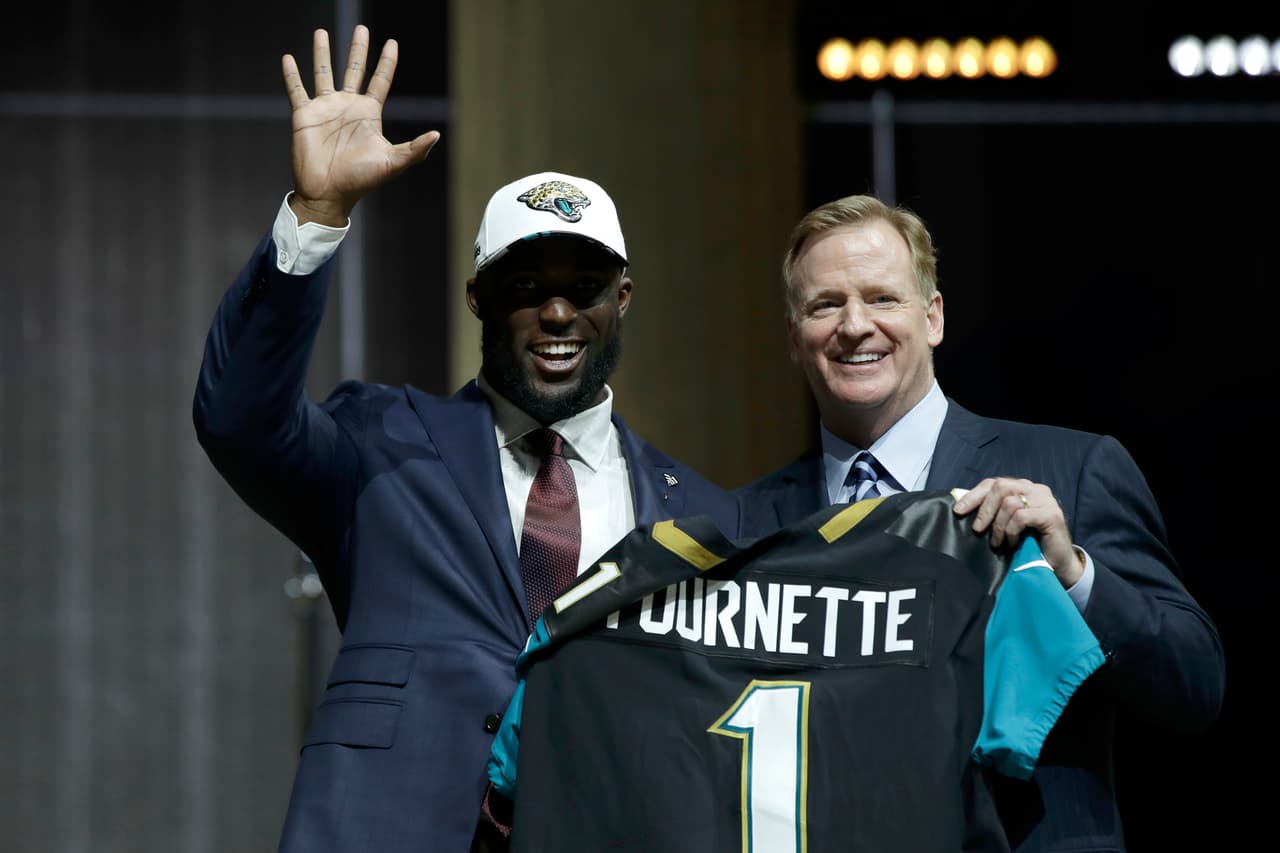 <b>4 LEONARD FOURNETTE | RB Jacksonville Jaguars</b>
<br>Universidad: LSU
<br>Estatura: 6’
<br>Peso: 240 libras
<br>
<br>Destacar: Una lesión de tobillo lo limitó a siete juegos en 2016 y corrió para más de 100 yardas en cinco de ellos. Acumuló 1,953 yardas y 22 touchdowns como estudiante de segundo año.
<br>
<br>Resumen: Con poder y velocidad de sobra, el único punto por mejorar está en la elusividad.
<br>
<br>Conclusión: Segundo año consecutivo que un corredor fue seleccionado N º 4 global luego de Ezekiel Elliott por los Cowboys en 2016.