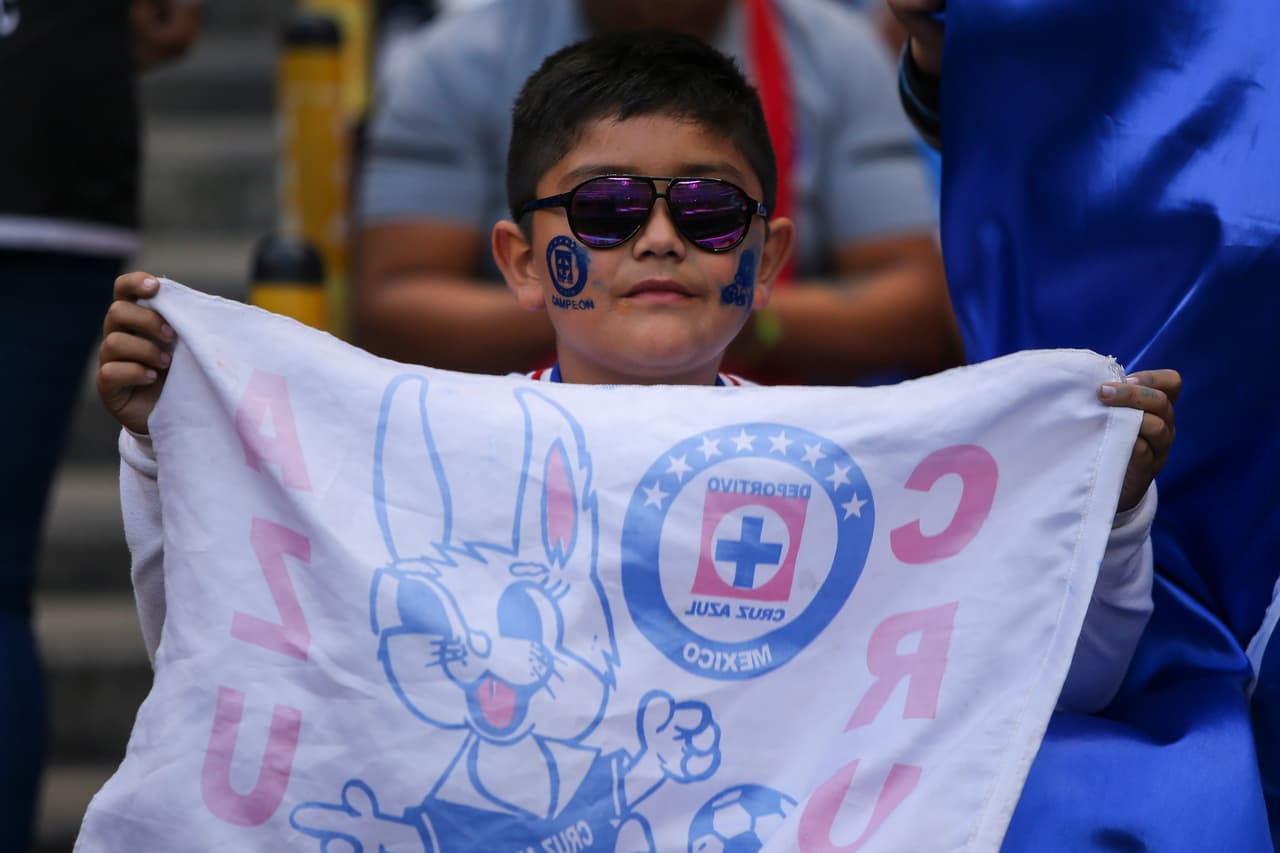 Los fanáticos viven la Final del Apertura 2018 entre Cruz Azul y América. en el Estadio Azteca.