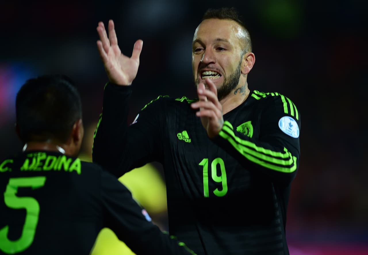 México sorprendía a Chile con una buena jugada al frente en la que los delanteros despertaron para callar las críticas sobre su funcionamiento.