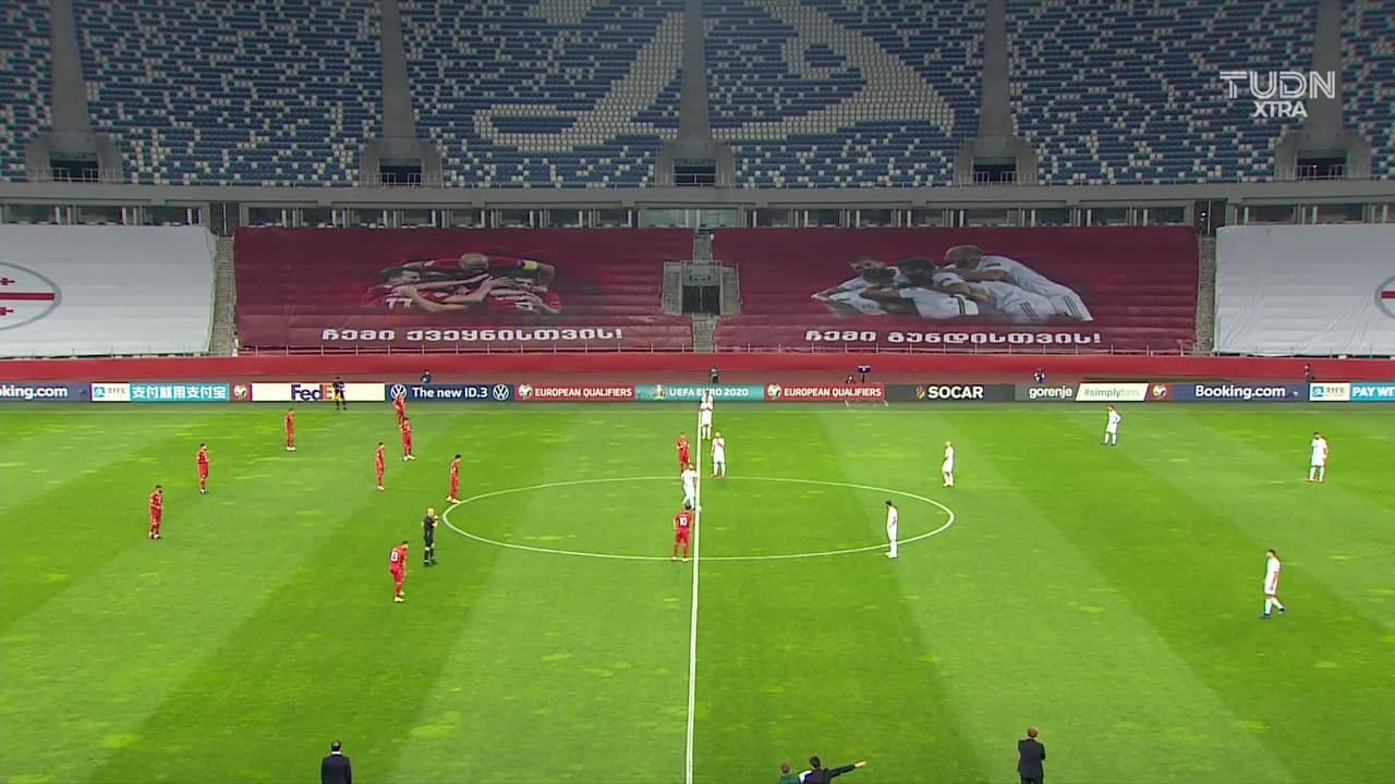 Arranca el partido y la pelota está en juego.