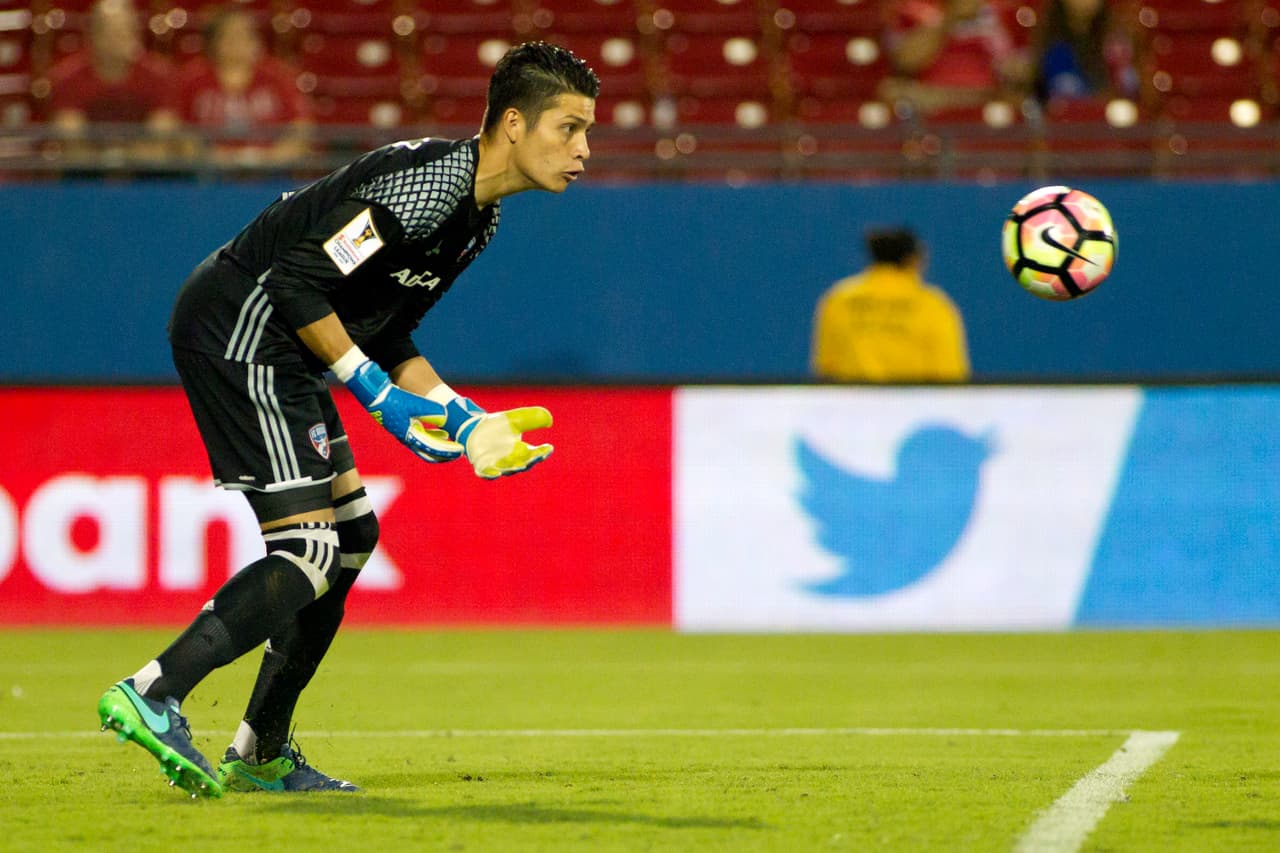 González es de padres mexicanos, nacido en Carolina del Norte. Tiene doble nacionalidad.