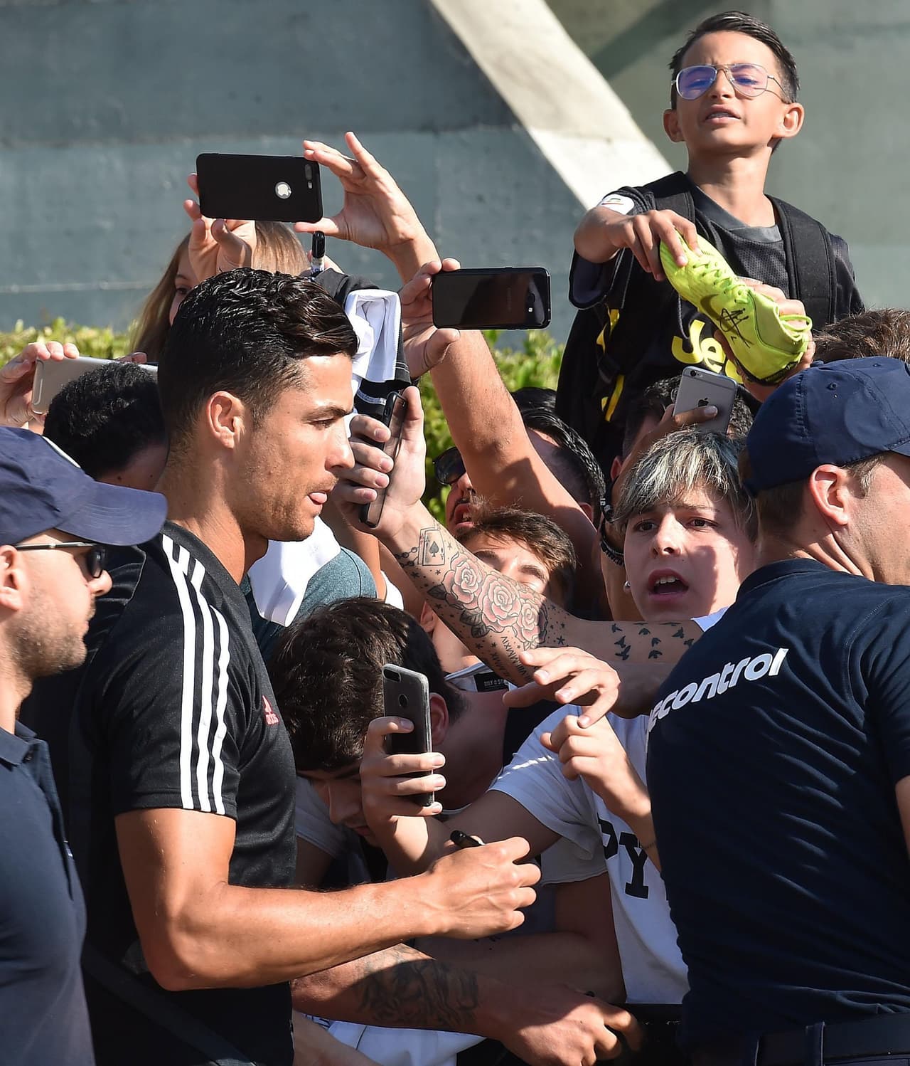 Luego de ganar la UEFA Nations League y darse un tiempo de descanso con su familia, Cristiano Ronaldo se unió este sábado a la pretemporada de la Juventus en Turín. Los fanáticos que estaban en el Training Center aprovecharon para pedirle una foto y un autógrafo al ídolo portugués.