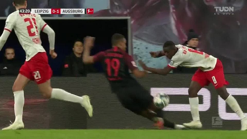 Tarjeta amarilla. El árbitro amonesta a Felix Uduokhai de FC Augsburg