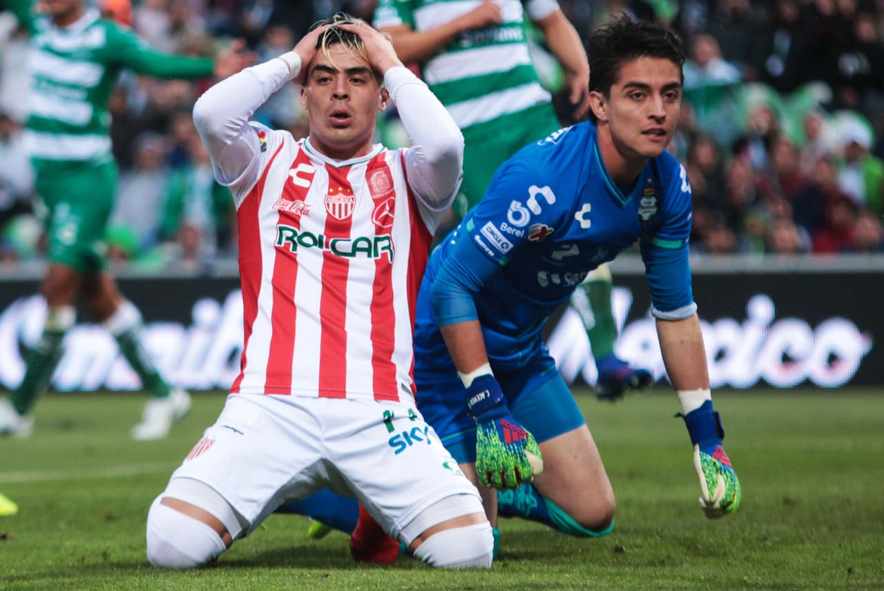 El goleador Brian Fernández (izquierda) no tuvo suerte, a pesar de sus múltiples intentos no pudo marcarle a Santos Laguna.