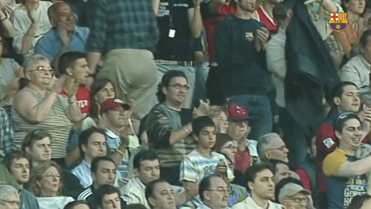 <b>El público coreó al camerúnes</b>
<br>Ante la salida de Samuel Eto’o, el público se fundió en aplausos para él, pero no contaban con la genialidad del astro argentino.