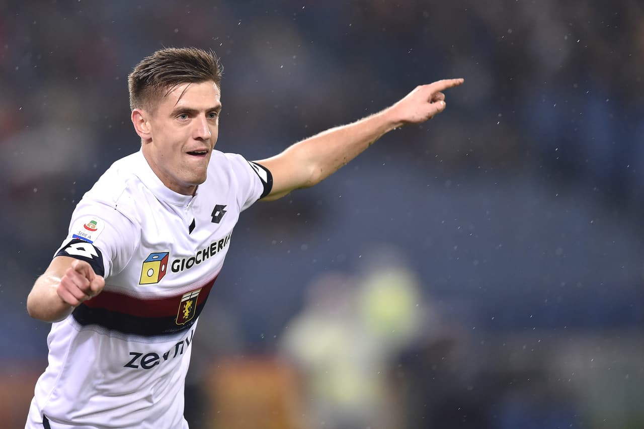 Krzysztof Piatek - Todo parece indicar que el delantero polaco tiene las horas contadas en Italia y la Premier aparece como un destino atractivo, a pesar del supuesto interés de los grandes Real Madrid y Barcelona. Suma 19 goles en 21 juegos con el Genoa.