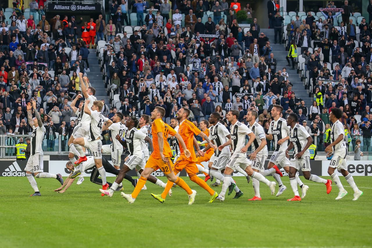 Al finalizar el juego ante la Fiorentina, que ganaron por 2-1, los jugadores, cuerpo técnico y colaboradores de la Juventus saltaron al césped de su estadio para celebrar el scudetto número 35 en su historia y el octavo consecutivo. Entre champagne, agua y espuma se vivió la fiesta de la Vecchia Signora en Turín.