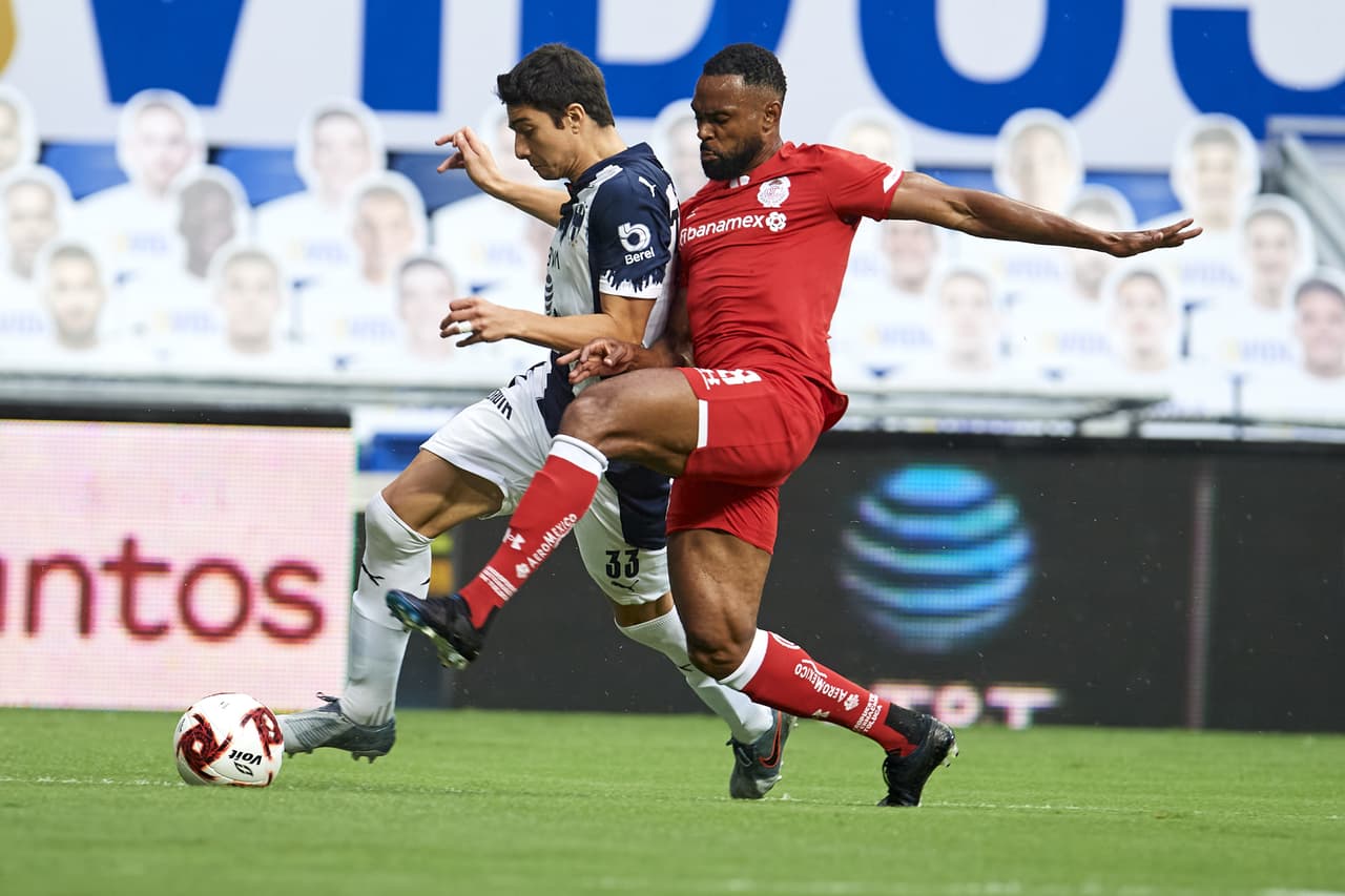 Toluca conecta en el área rival y gracias a la defensa del Monterrey el Toluca no se adelanta en el marcador.