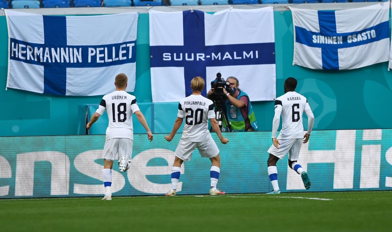 Rusia consigue su primera victoria tras derrotar 1-0 a Finlandia durante la segunda jornada del Grupo B en la Euro 2020. Parecía que los visitantes ponían el primer gol del encuentro pero, tras revisión del VAR, se anulaba la anotación. Ya al filo de la primera mitad, Aleksei Miranchuck anotó el tanto que le dio la victoria a los rusos en San Petersburgo.