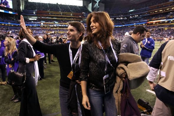 El piloto de NASCAR Jeff Gordon y su esposa Ingrid Vandebosch estuvieron en el campo durante los calentamientos de los Giants y los ‘Pats’.