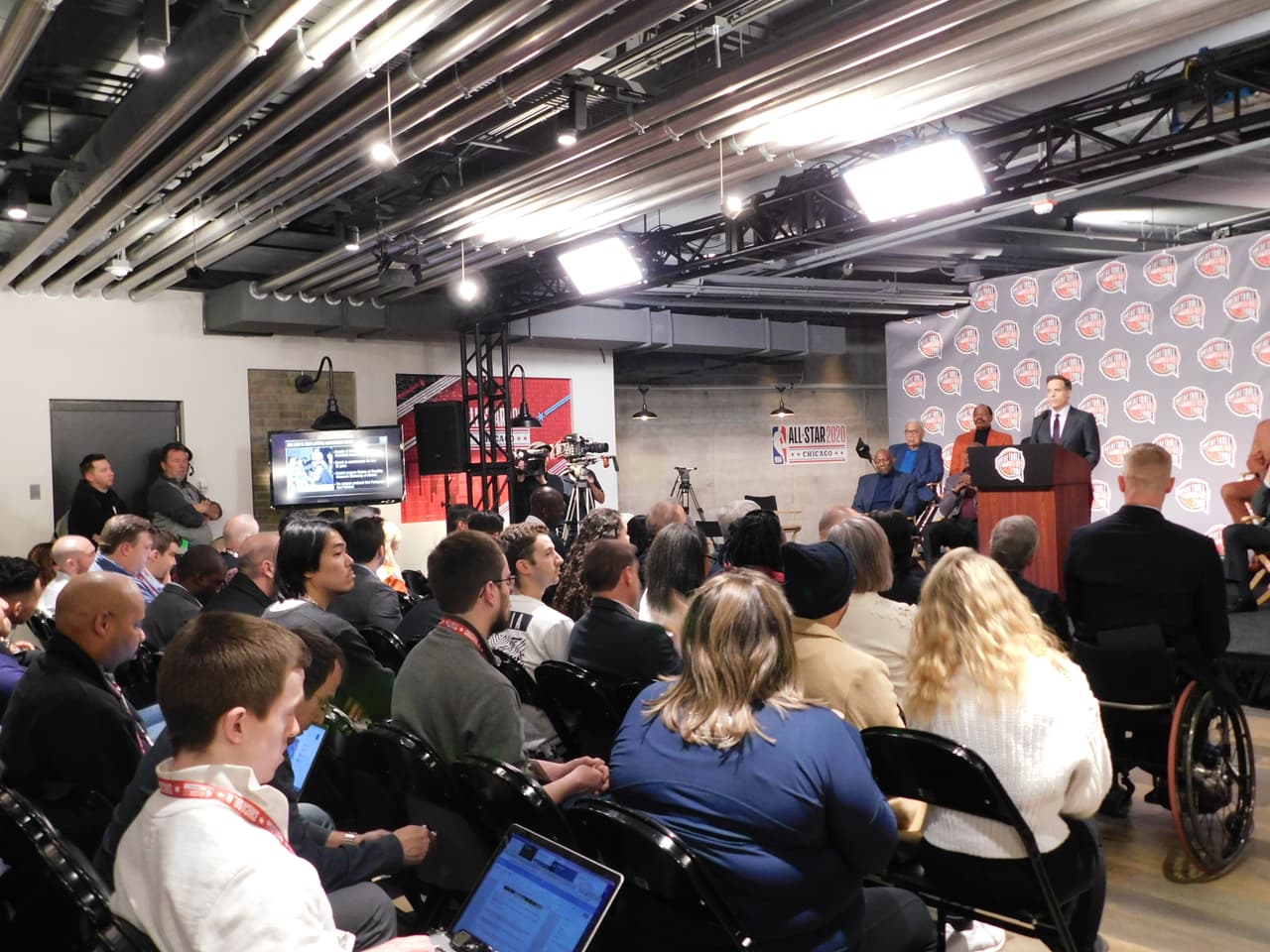 Así se vive la ceremonia para decidir que grandes estrellas de la NBA serán inmortalizados en el Salón de la Fama.
