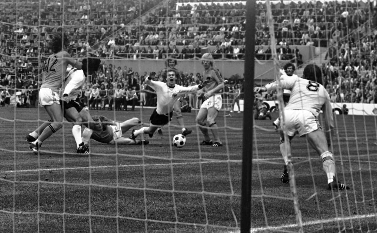 Las finales de los Mundiales también han visto penaltis polémicos como el sancionado para el empate de Alemania Federal contra Holanda en el Mundial de 1974.