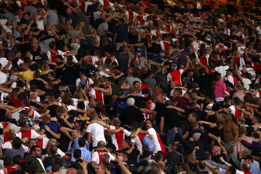 Hermanados, felices y en plena comunión, los aficionados del Ajax acabaron satisfechos por la actuación de su equipo que ganó 3-0 al AEK de Atenas.