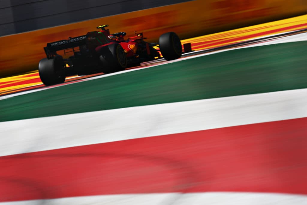 Red Bull hace el 1-3 con Max Verstappen en primer lugar y Sergio Pérez en tercero durante el Gran Premio de México en la Formula 1. Lewis Hamilton se quedó con la segunda posición durante la carrera. El mexicano logró subirse al podio en se casa.