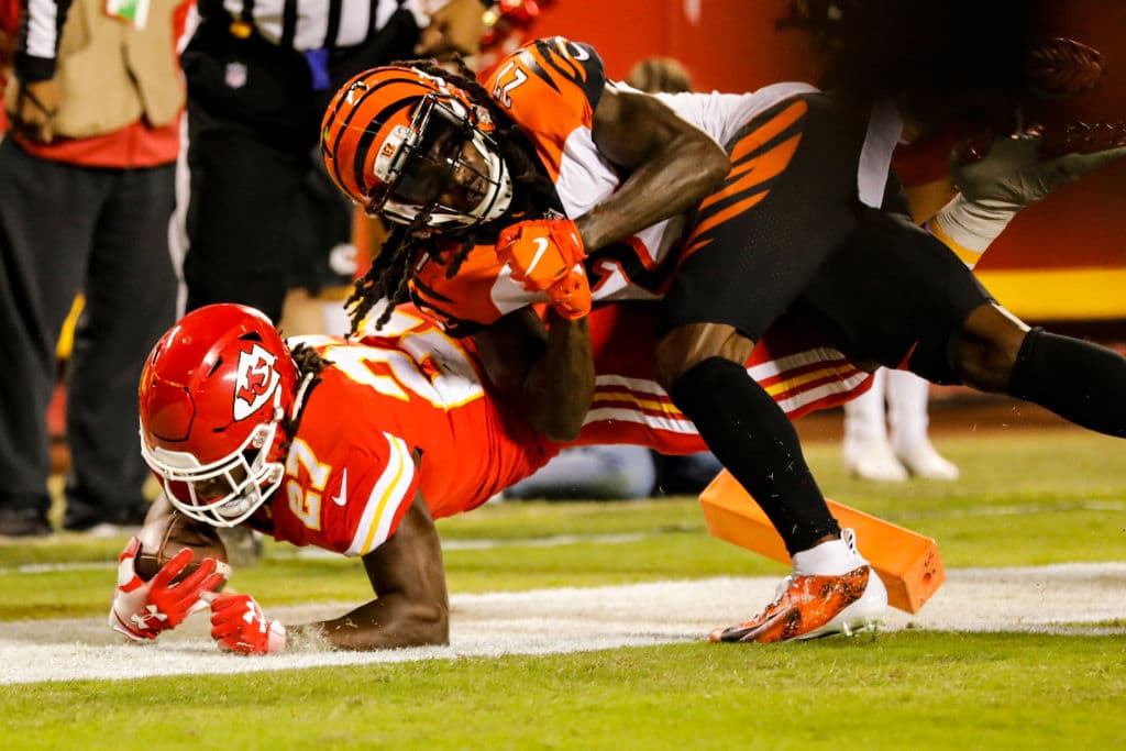 En el mismo primer cuarto los Chiefs se fueron adelante con un pase de 6 yardas de Pat Mahomes a Kareem Hunt (27) en lo que sería una gran noche para el corredor de KC. Ganaban 7-0 los locales.
