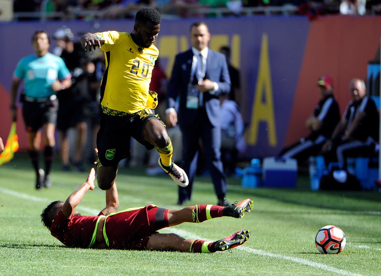 Kemar Lawrence de 23 años se retiró del torneo debido a una lesión que sufrió en el partido de Jamaica contra Venezuela.
