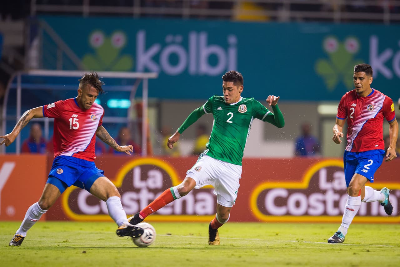 Edson Álvarez 
<b>también sacó un 6, </b>como Gallardo, y es que los laterales en el esquema de Osorio casi no llegan a línea de fondo.