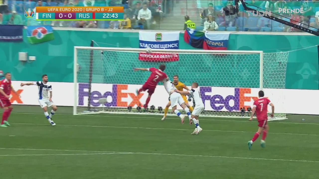 ¡Terrible caída! Mario Fernandes salió en camilla y con collarín