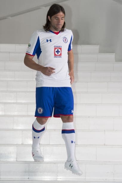 Mariano Pavone nos enseña aquí el uniforme de visitante. Playera blanca, short azul y calcetas blancas.