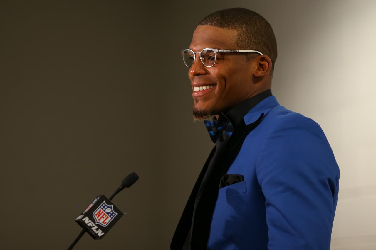 Durante entrevistas después de los partidos, Cam Newton, se ha acostumbrado a deslumbrar y acaparar la atención de los medios con su estilo.
