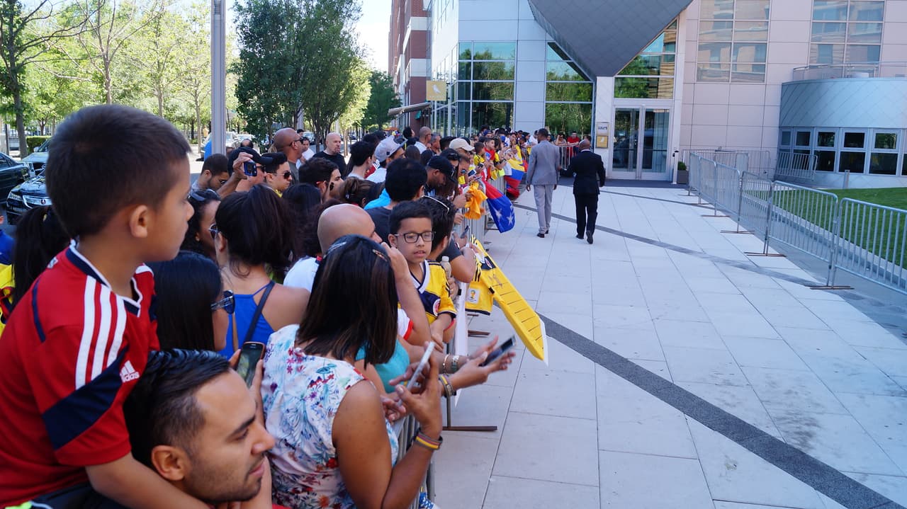 La Selección Colombia fue recibida con gran cariño de su afición que se dio cita a las afiueras del hotel para mostrar su apoyo de cara el duelo ante Perú.