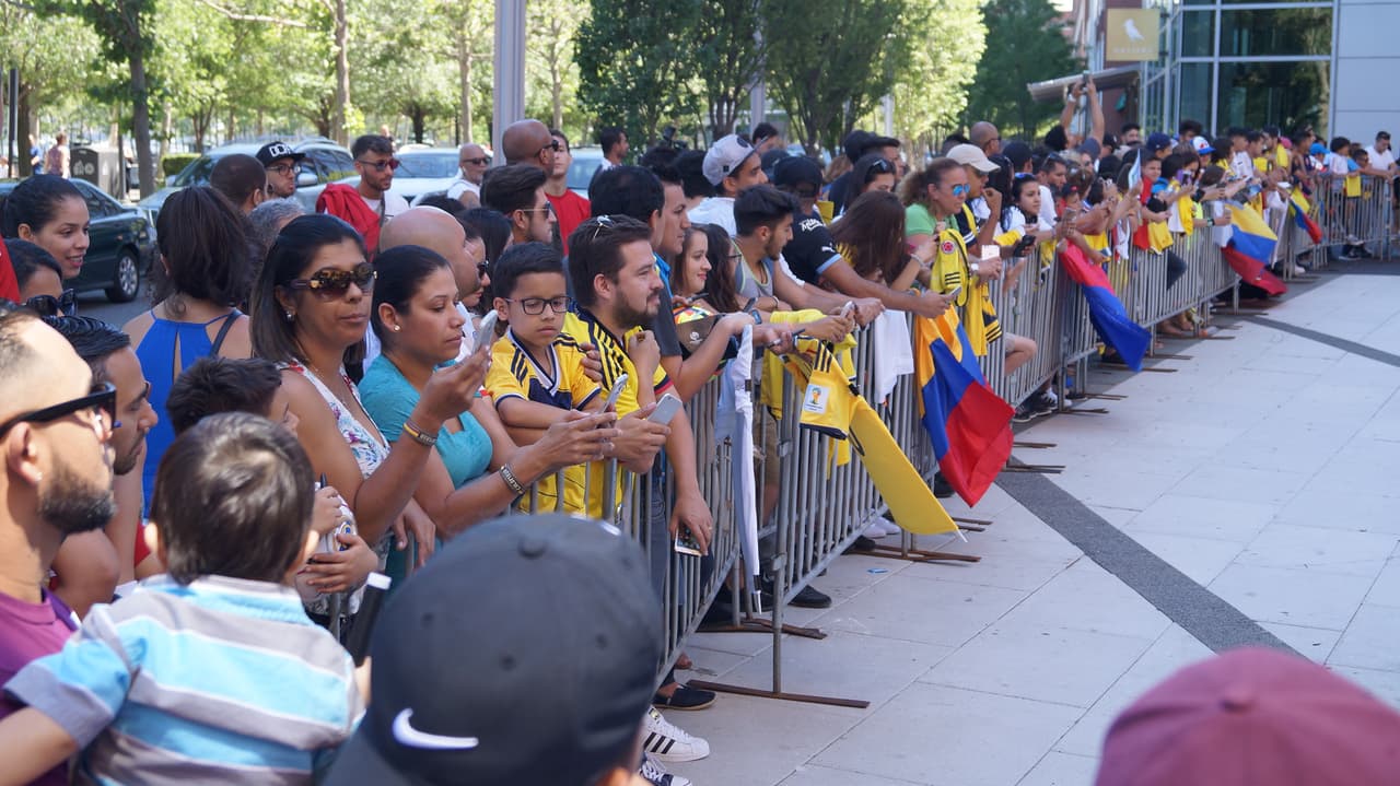 La Selección Colombia fue recibida con gran cariño de su afición que se dio cita a las afiueras del hotel para mostrar su apoyo de cara el duelo ante Perú.