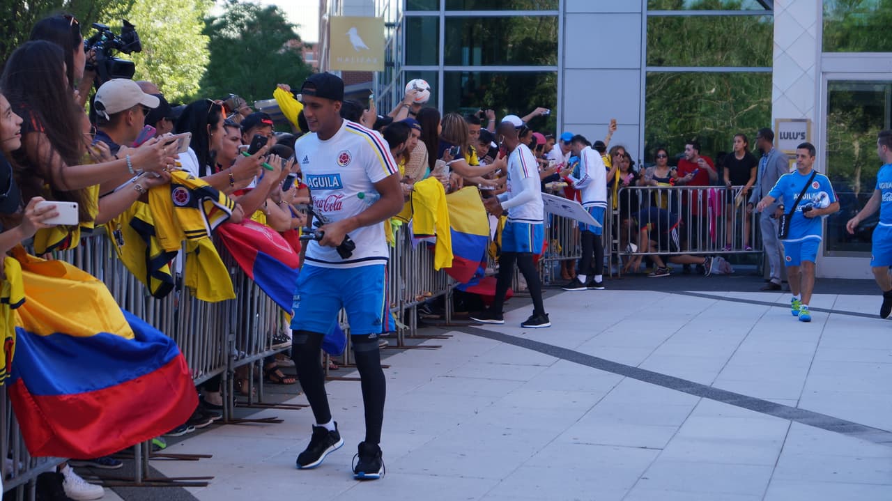 La Selección Colombia fue recibida con gran cariño de su afición que se dio cita a las afiueras del hotel para mostrar su apoyo de cara el duelo ante Perú.