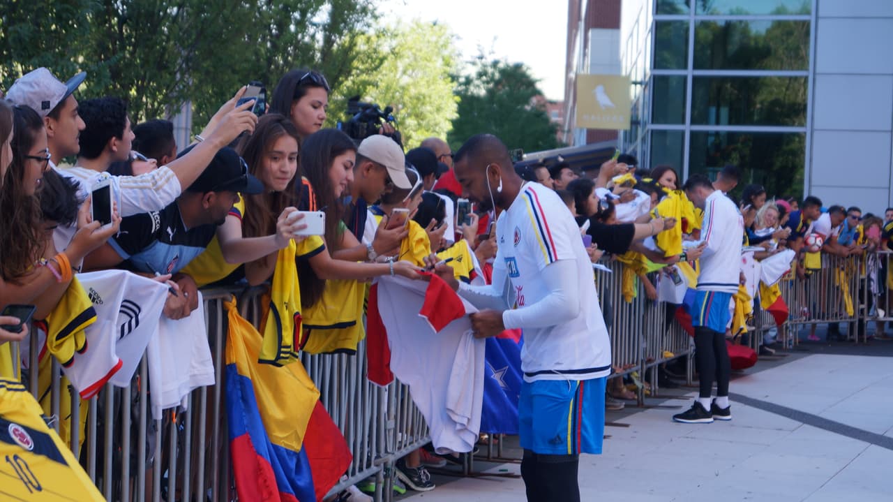 La Selección Colombia fue recibida con gran cariño de su afición que se dio cita a las afiueras del hotel para mostrar su apoyo de cara el duelo ante Perú.