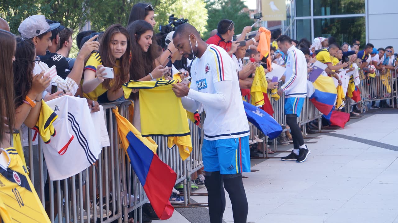La Selección Colombia fue recibida con gran cariño de su afición que se dio cita a las afiueras del hotel para mostrar su apoyo de cara el duelo ante Perú.