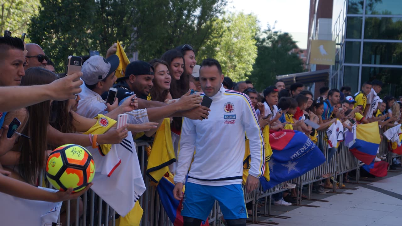 La Selección Colombia fue recibida con gran cariño de su afición que se dio cita a las afiueras del hotel para mostrar su apoyo de cara el duelo ante Perú.